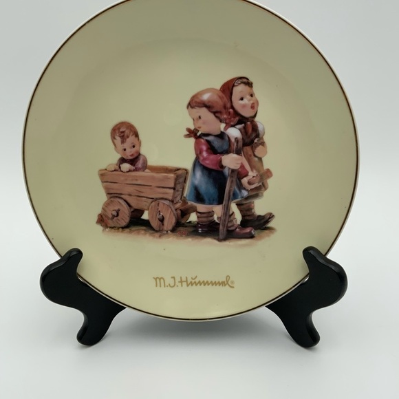 M.J. Hummel Plate “Pleasant Journey" Children Pulling Wagon 8” - Picture 3 of 6